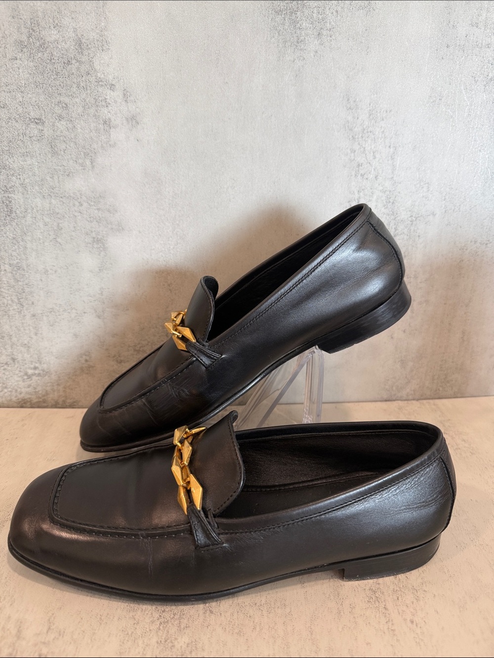 Classic Black Leather Men’s Loafers with Gold Chain Accent